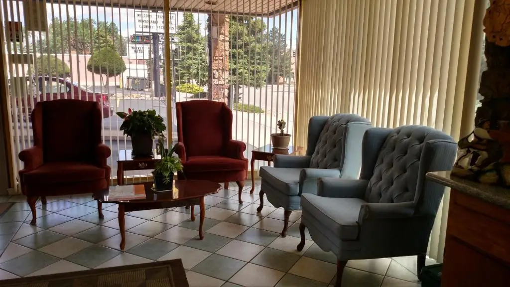Traveler's Uptown Motel 10