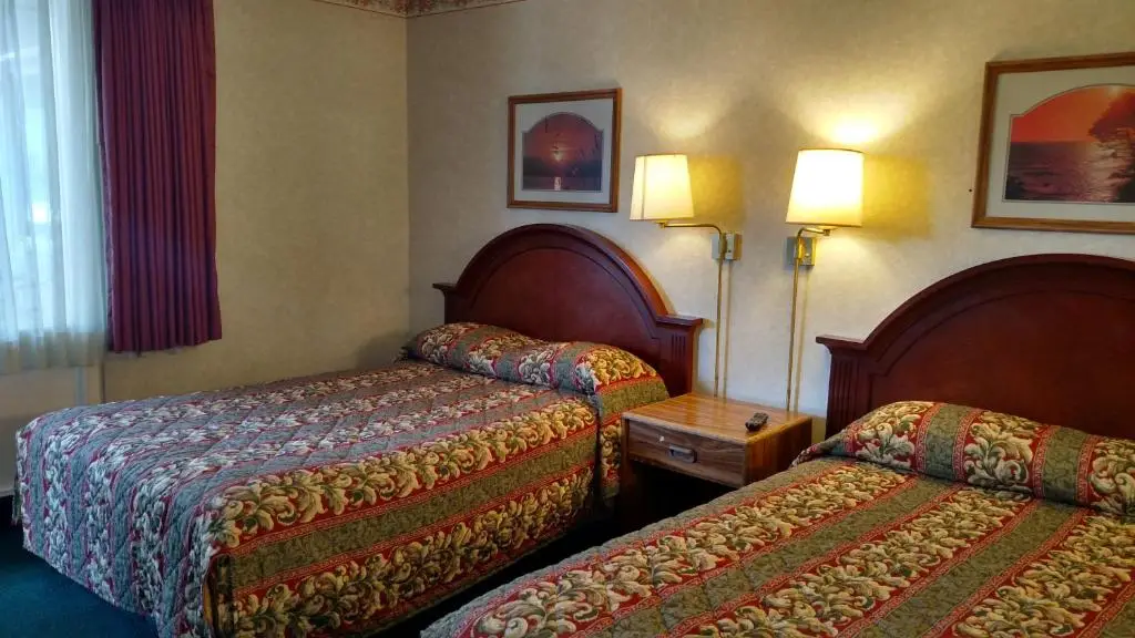 Traveler's Uptown Motel 8